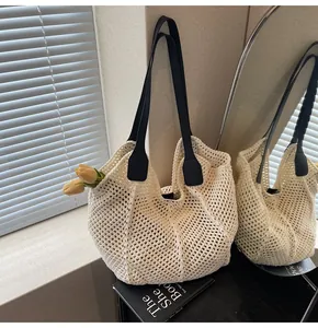 Detail der handgewebten Netztasche mit schwarzen Lederriemen und Tulpen-Deko