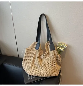 Detail der hohlen Häkeltasche mit schwarzen Lederriemen und Gänseblümchen-Deko im Inneren