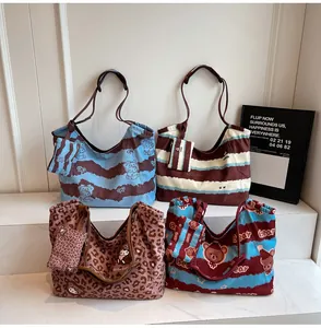 Set di borse tote in tela con stampe cartoon e mini pochette con cerniera abbinate