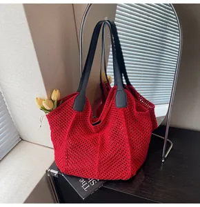 Detailaufnahme der roten Häkel-Netztasche mit schwarzen Riemen und gewebten Details