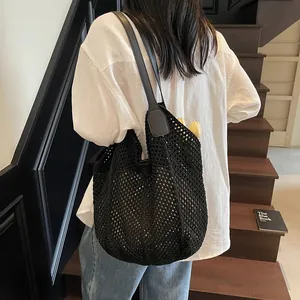 Handgefertigte hohle Stricktasche in Schwarz mit Lederriemen für den Sommerstrandurlaub