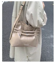 Details des verstellbaren Schultergurts und der Metallschnallen an der beigen Shopper