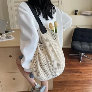Handgefertigte hohlgestrickte Tragetasche in Cremeweiß mit schwarzem Schultergurt für Sommer