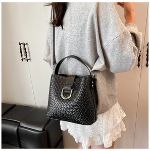 Detail der schwarzen Bucket Bag mit Webstruktur und silberner U-förmiger Metallschnalle