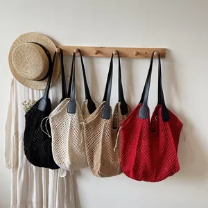 Handgefertigte Häkel-Netztasche in Schwarz, Weiß, Khaki und Rot für den Sommerurlaub