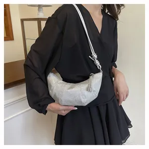Silberne Croissant-Tasche mit Falten-Struktur und Knotendetail am Schultergurt am Model