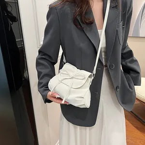 Elegante elfenbeinweiße Umhängetasche mit Schleife, Raffung und minimalistischem Design