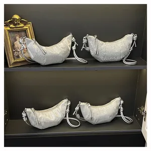 Detailansicht silberner Schultertaschen in Krokodil- und Tiermuster-Strukturen