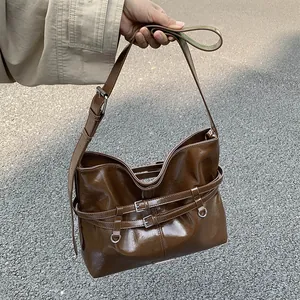 Damen Große Kapazität Glänzende PU-Leder Schultertasche Einfarbig Minimalistische Tragetasche Vintage Achseltasche Für Alltag Büro