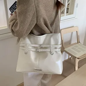 Moderne weiße Lackleder-Einkaufstasche mit Schnallendetails über der Schulter