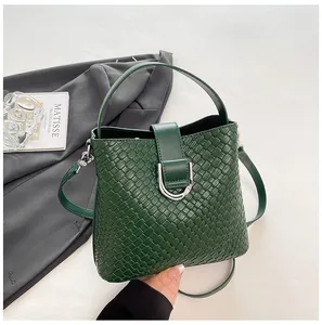 Detail der dunkelgrünen Beuteltasche mit Webstruktur und Metall-D-Ring-Schnalle
