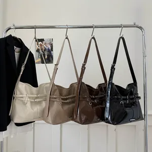 Minimalistische Kunstleder-Einkaufstaschen in vier Farben an einem modernen Metallregal