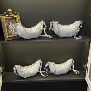 Silberne Halbmondtaschen mit verschiedenen Texturen und stilvollem Knotengriff