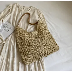 Détails de la texture du cabas en paille tissée et de la bandoulière en cuir PU