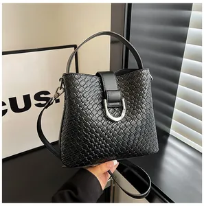 Details der schwarzen Webstruktur dieser Eimertasche mit silberner Metallschnalle