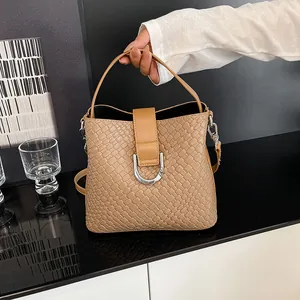 Damen Retro Bucket Bag aus PU-Leder mit Webmuster Silberne Beschläge Schultertasche Minimalistische Pendler-Handtasche