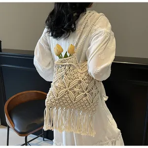 Détail du sac cabas en macramé bohème avec motifs géométriques et longues franges douces