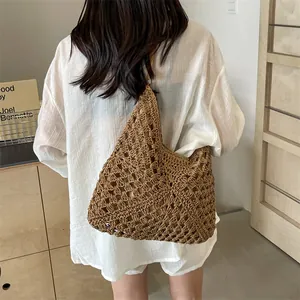 Sac fourre-tout d'été en paille tressée marron pour la plage avec un style maille épuré
