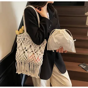 Détail d'un sac cabas bohème tissé avec motif en losange et longues franges