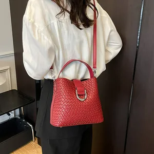 Rote gewebte Eimertasche im Retro-Stil mit Silberschnalle, präsentiert von einem Model