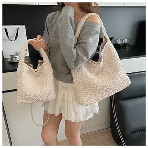 Comparaison détaillée des sacs hobo et seaux tressés en similicuir de couleur blanc crème