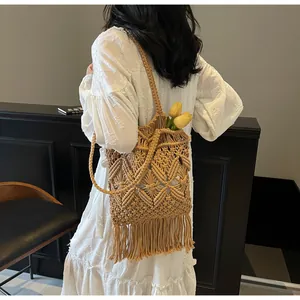 Détail du sac à bandoulière bohème en coton tissé ajouré avec de longues franges déco