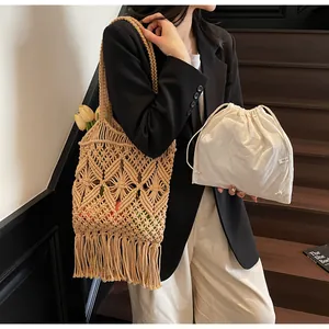 Détail du sac cabas bohème en macramé avec franges et pochette intérieure en toile