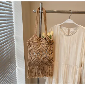 Détail du sac fourre-tout en macramé bohème avec de longues franges et des glands