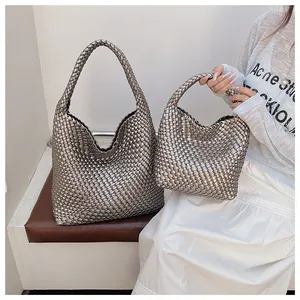 Détail de sacs fourre-tout tissés en tailles large et petite avec fini métallique