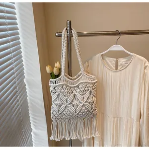 Vue détaillée du sac cabas en macramé tissé avec des franges et des motifs complexes