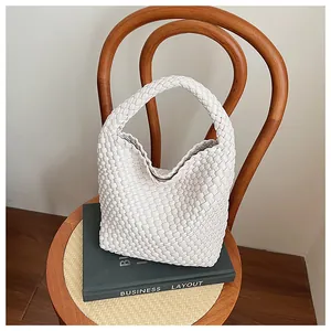 Détails de texture du sac hobo tressé blanc sur une chaise vintage élégante