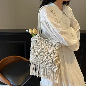 Sac fourre-tout en macramé blanc avec longues franges et tissage bohème complexe