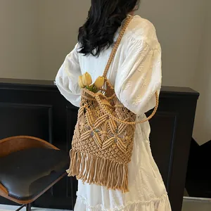 Sac fourre-tout bohème en paille avec pompons et design tissé ajouré pour la plage
