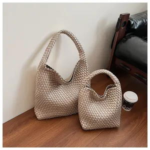 Détail du sac cabas tressé doré avec une texture de tissage croisé sans couture élégant