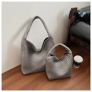Détails des sacs cabas tissés métalliques en tailles large et petite sur bois