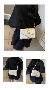 Detail der gesteppten weißen Ledertasche mit goldenem Logo und Fransenanhänger
