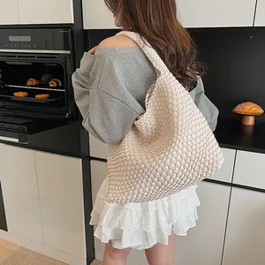 Grand sac à main tissé hobo pour femme en blanc crème élégant avec bandoulière large