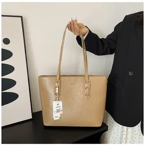 Detailansicht der khakifarbenen Leder-Tote-Bag mit Faltenstruktur und Känguru-Metalllogo