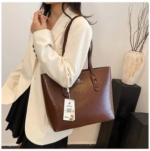 Elegante braune Tote-Bag mit Ölleder-Textur und Känguru-Logo für das tägliche Pendeln