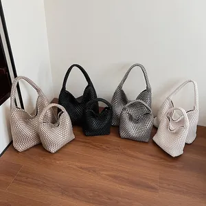 Sacs cabas tissés à la mode en champagne, noir, argent et beige en deux tailles différentes