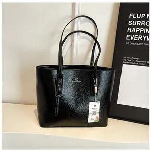 Detailansicht der schwarzen Shopper-Tasche aus glänzendem Lackleder mit Känguru-Logo