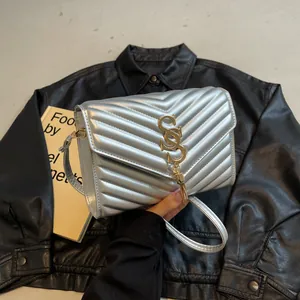 Damen Chevron V-Gesteppte Umhängetasche Mit Quaste Metallisches Logo PU-Leder Schultertasche Für Alltag Reise Tasche