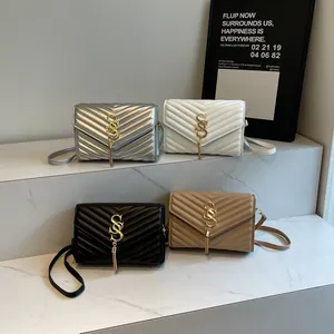 Französische Stepptaschen mit Kette in Silber, Weiß, Schwarz und Khaki mit Goldfransen