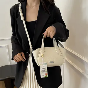Schicke cremefarbene Schultertasche mit Litschi-Struktur und verstellbarem Trageriemen