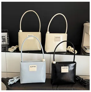 Borse a mano squadrate minimaliste in quattro colori con eleganti dettagli in perla
