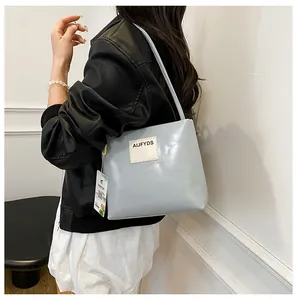 Dettaglio della borsa tote in pelle PU azzurra con etichetta del marchio e cartellino