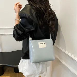 Borsa a tracolla azzurra minimalista con dettaglio perla e manico superiore alla moda