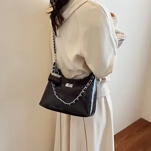 Grote zwarte laks lederen hobo tas met zilveren ketting en metalen sluiting