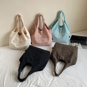 Grandi borse tote in tela con ricamo 'Chase My Dreams' disponibili in quattro colori