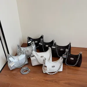 Grote hobo tassen met metalen kettingriemen en gespsluitingen in diverse kleuren